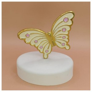 Μπομπονιέρα πεταλούδα σε βότσαλο Μπομπονιέρα πεταλούδα σε βότσαλο