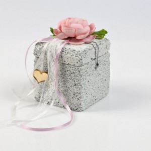 Μπομπονιέρα κουτί πέτρινο λουλούδι λευκό Μπομπονιέρα κουτί πέτρινο λουλούδι λευκό