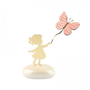 Κορίτσι με Πεταλούδα 9157 μπομπονιέρα βότσαλο Κορίτσι με Πεταλούδα 9157 μπομπονιέρα βότσαλο