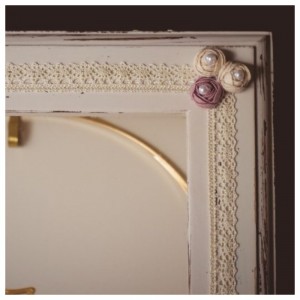 Ξύλινη στεφανοθήκη μονογράμματα 1202 Ξύλινη στεφανοθήκη μονογράμματα 1202